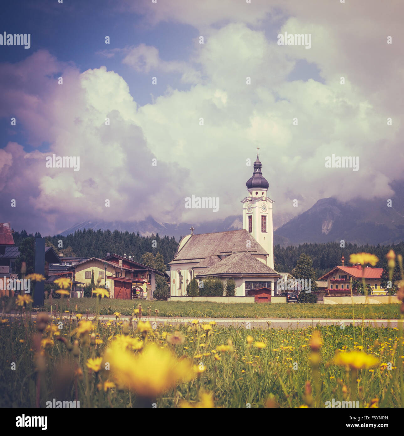 In stile retrò villaggio alpino con fiori Foto Stock