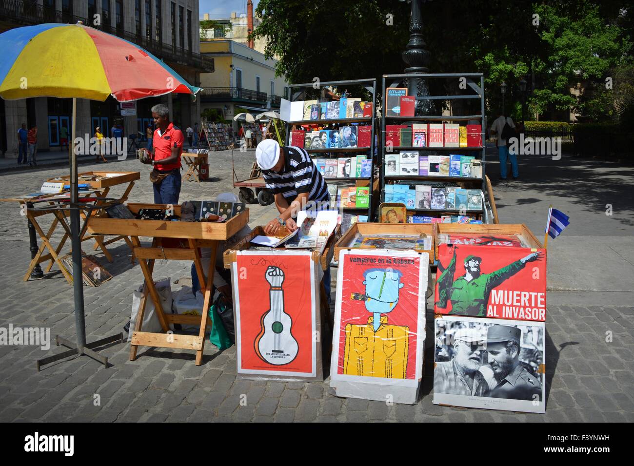 Plaza de Armas, il più antico della città square, libro e di stallo poster Havana, Cuba Foto Stock