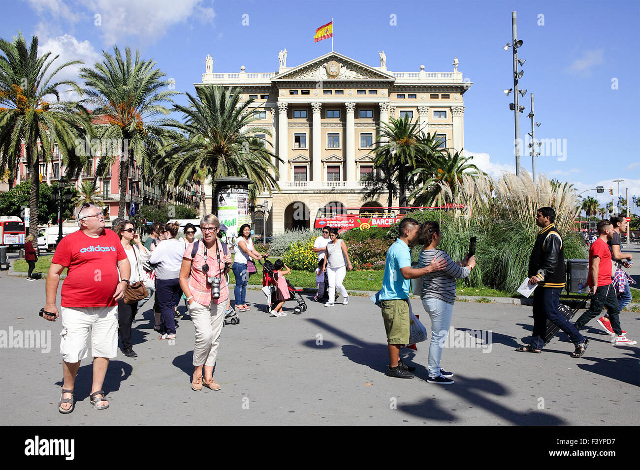 I turisti al di fuori del Gobierno Militar edificio all'estremità inferiore della Rambla vicino a La Rambla de Mar a Barcellona. Foto Stock