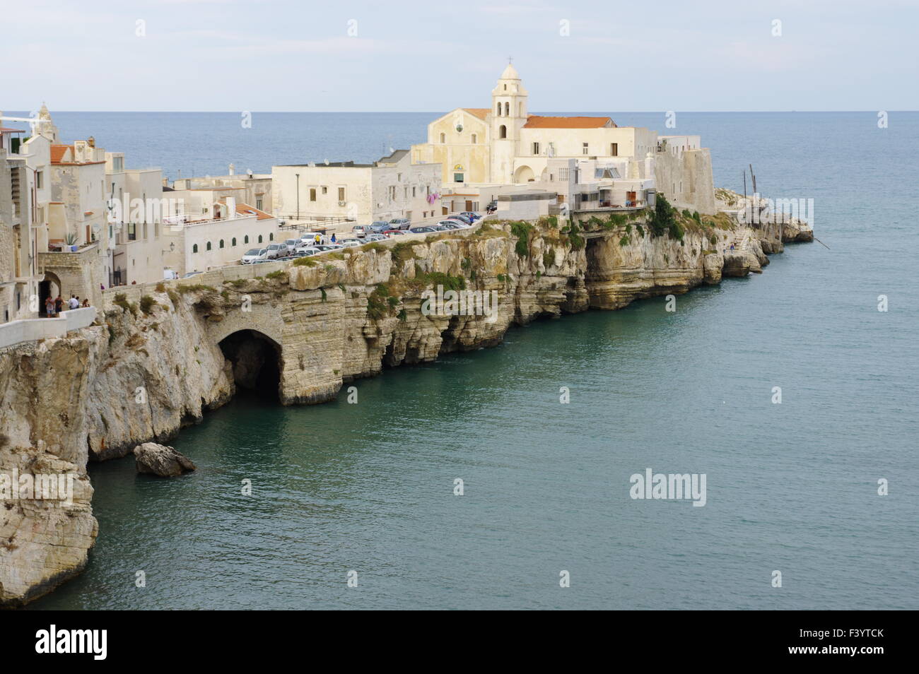 Vieste, centro storico medievale con la chiesa di San Francesco del promontorio. Foto Stock