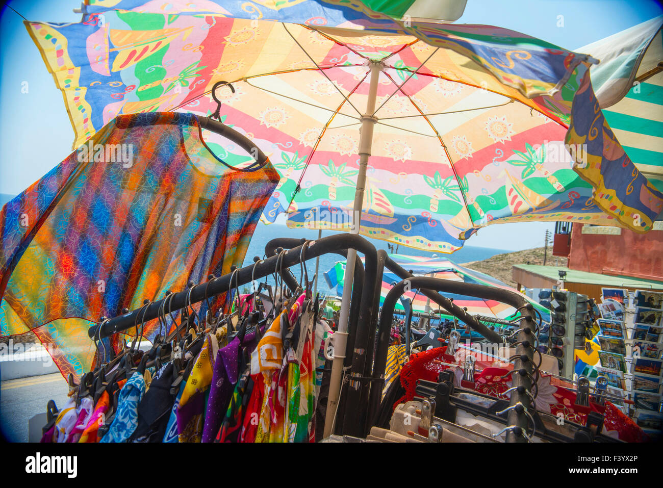 Beachwear e abbigliamento per le vacanze in vendita vicino alla Grotta Blu Malta di attrazione. Foto Stock