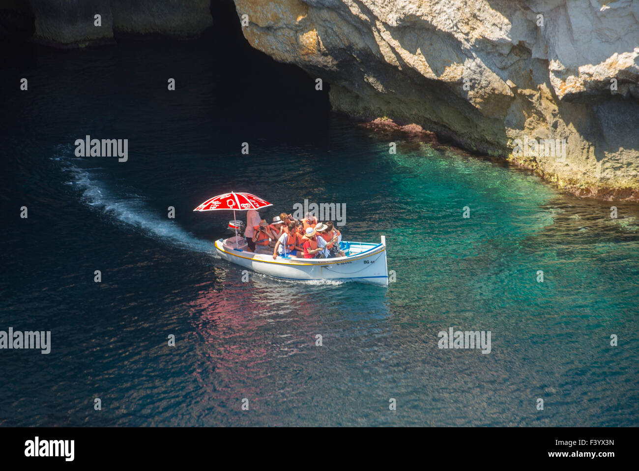 Imbarcazione turistica visita alla grotta blu attrazione turistica di Malta. Foto Stock