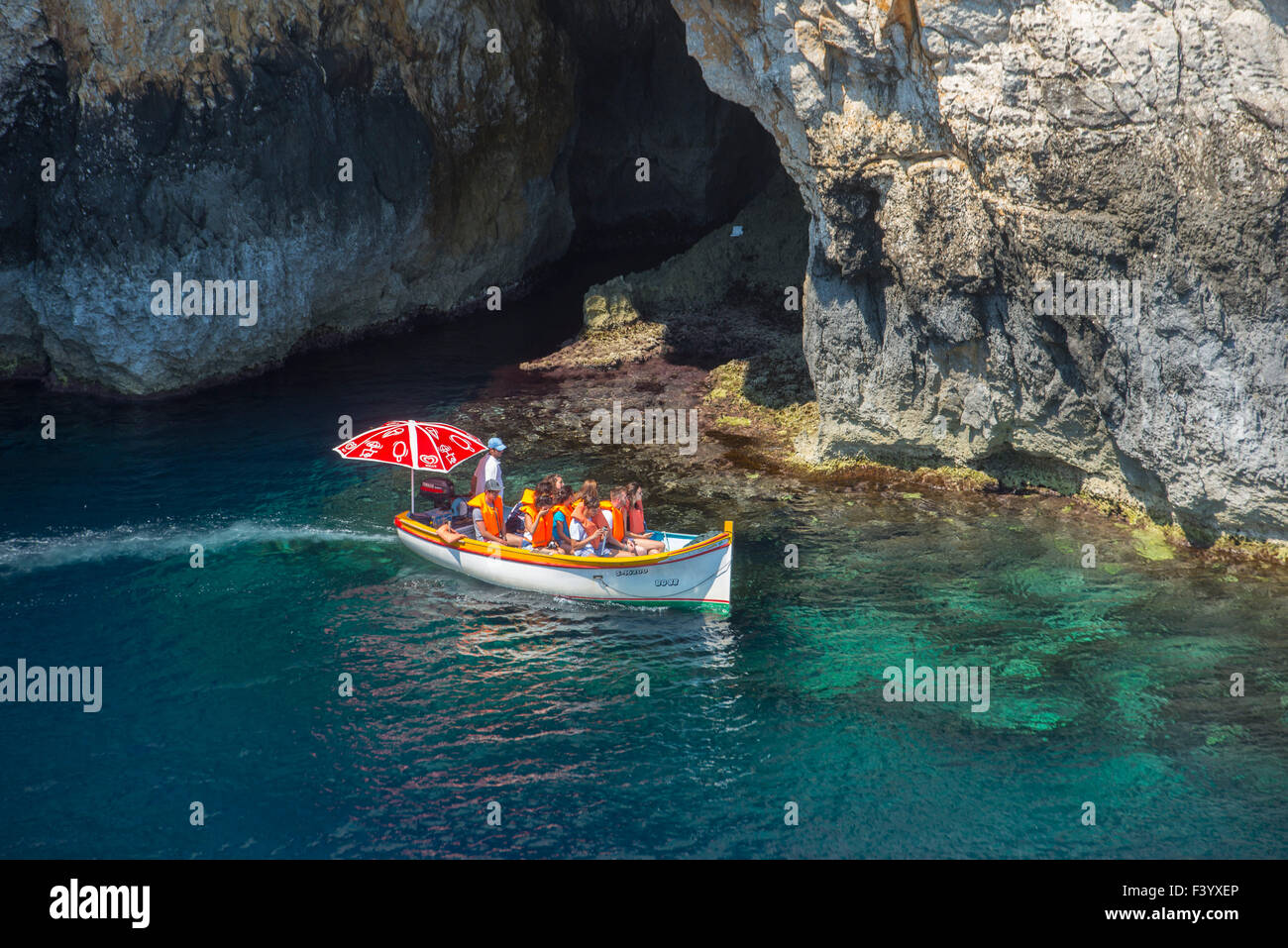 Imbarcazione turistica visita alla grotta blu attrazione turistica di Malta. Foto Stock