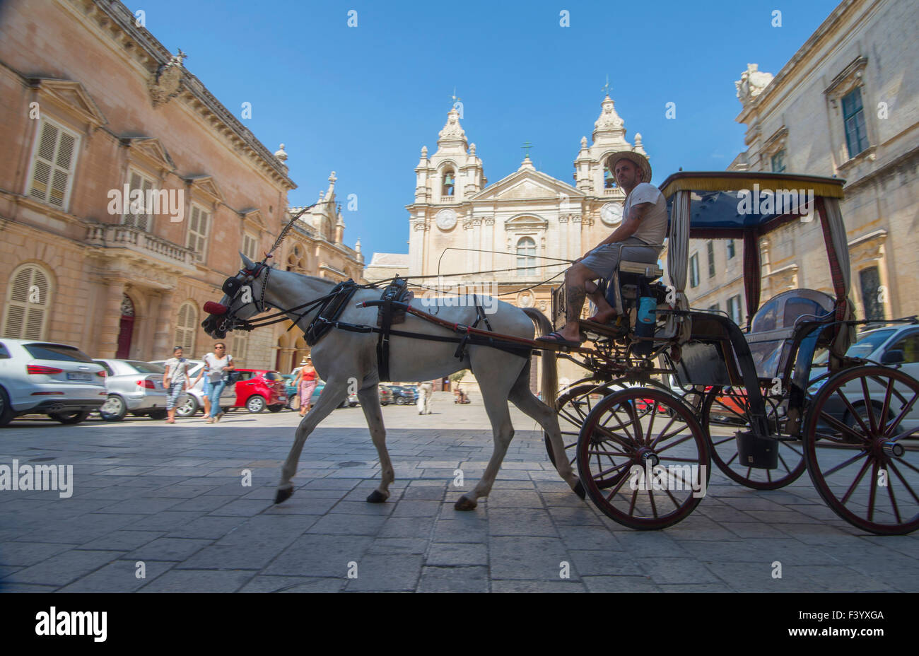 Cavallo e Carrozza per le strade di M'dina la 'silenzio città' e antica capitale dell'isola mediterranea di Malta Foto Stock