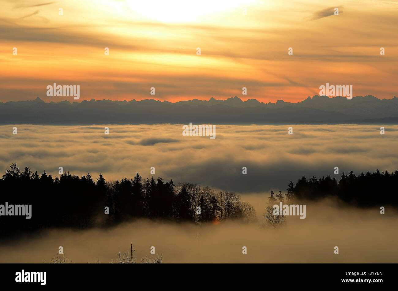 Alba con una vista delle Alpi Foto Stock