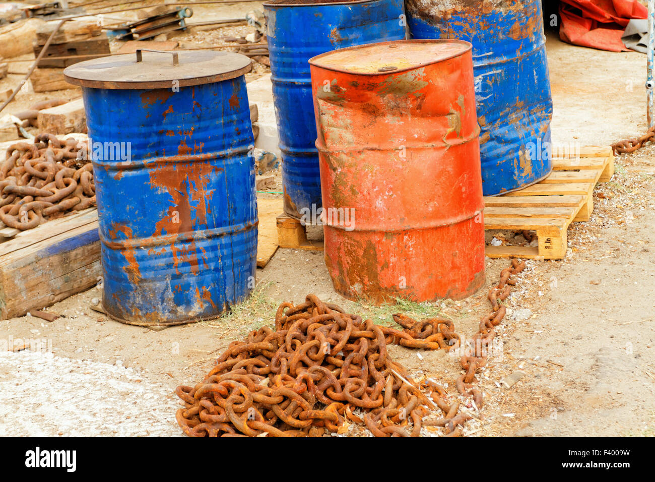 Foto di rusty catena nella zona industriale Foto Stock