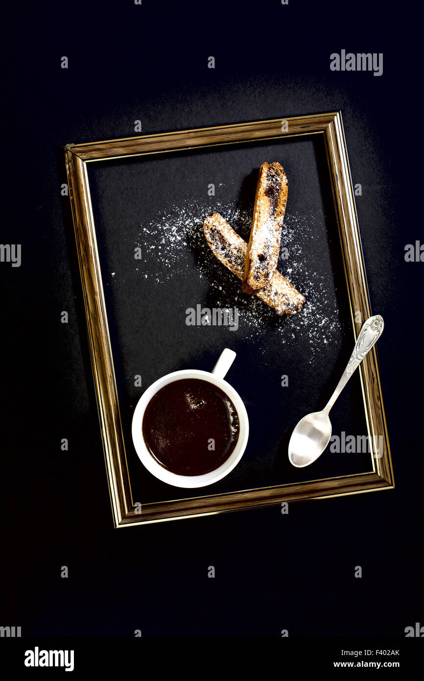 Caffè, biscotti e un cucchiaino. Foto Stock