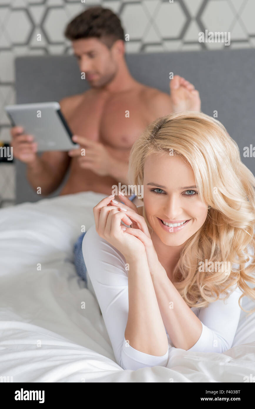 Macro piuttosto giovane coppia sul letto guardando la fotocamera Foto Stock