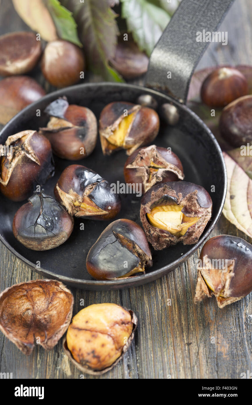 Padella con castagne arrostite closeup. Foto Stock