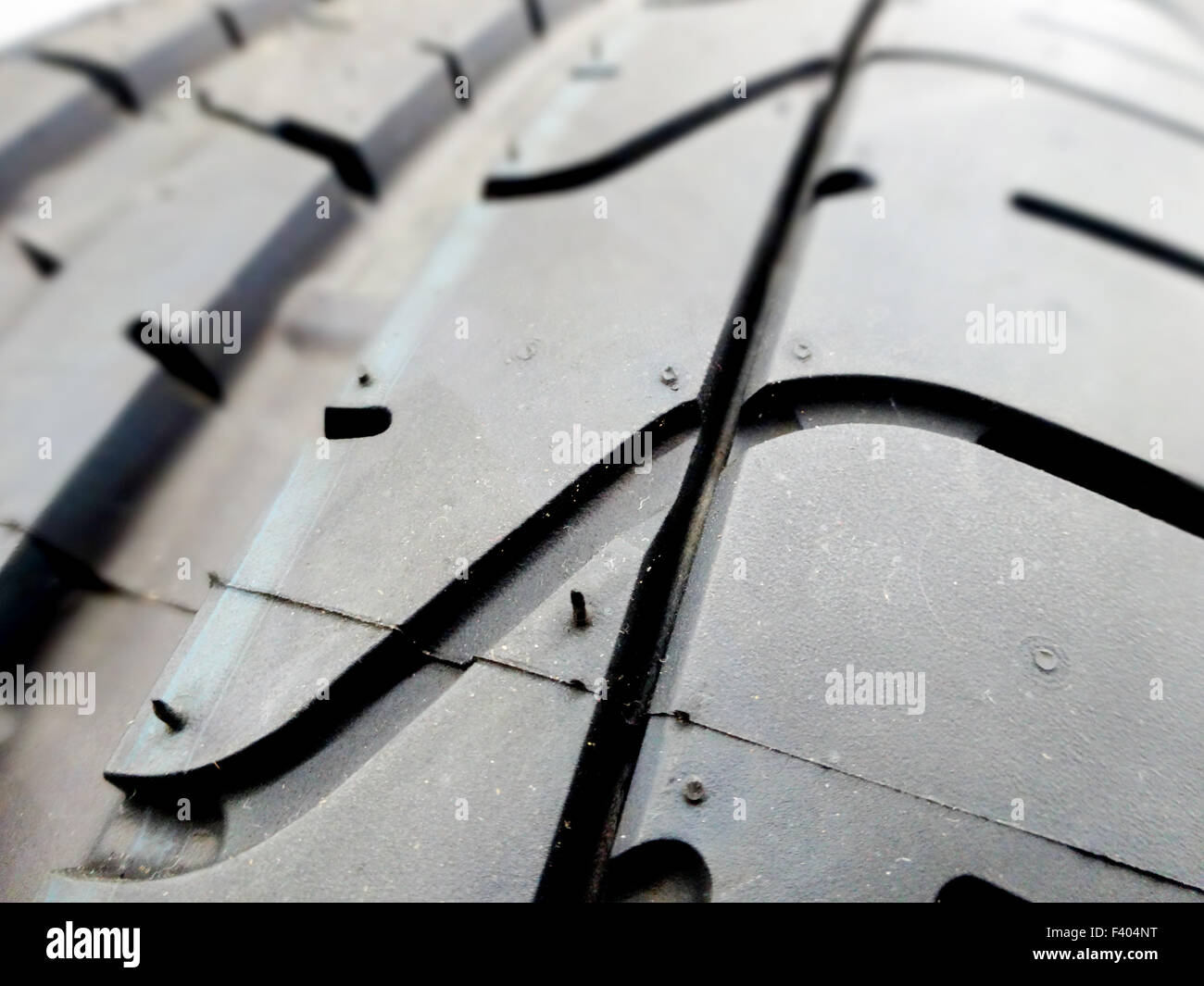 Battistrada del pneumatico closeup in un pneumatico Negozio Foto Stock