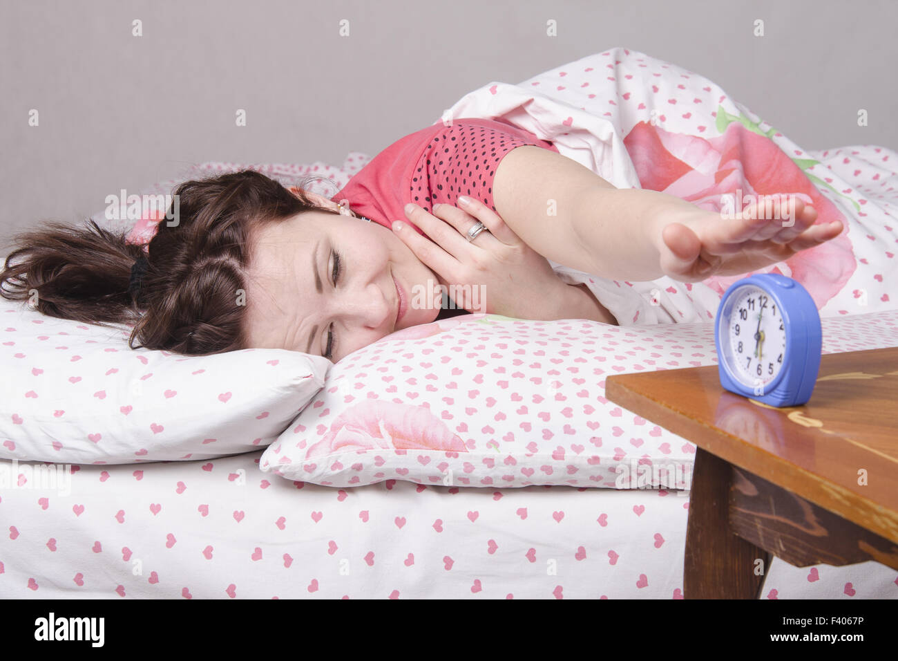 La ragazza squillo clock off Foto Stock