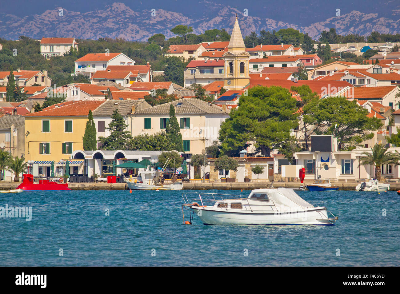 Città di Novalja vista fronte mare Foto Stock