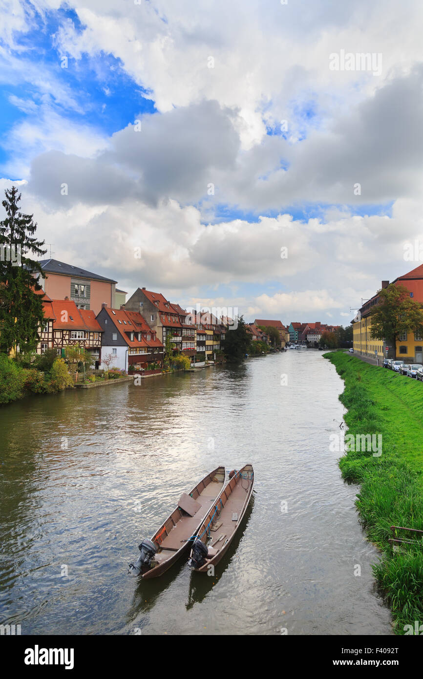 Fiume, barche e case di vintage in Bamberg Foto Stock