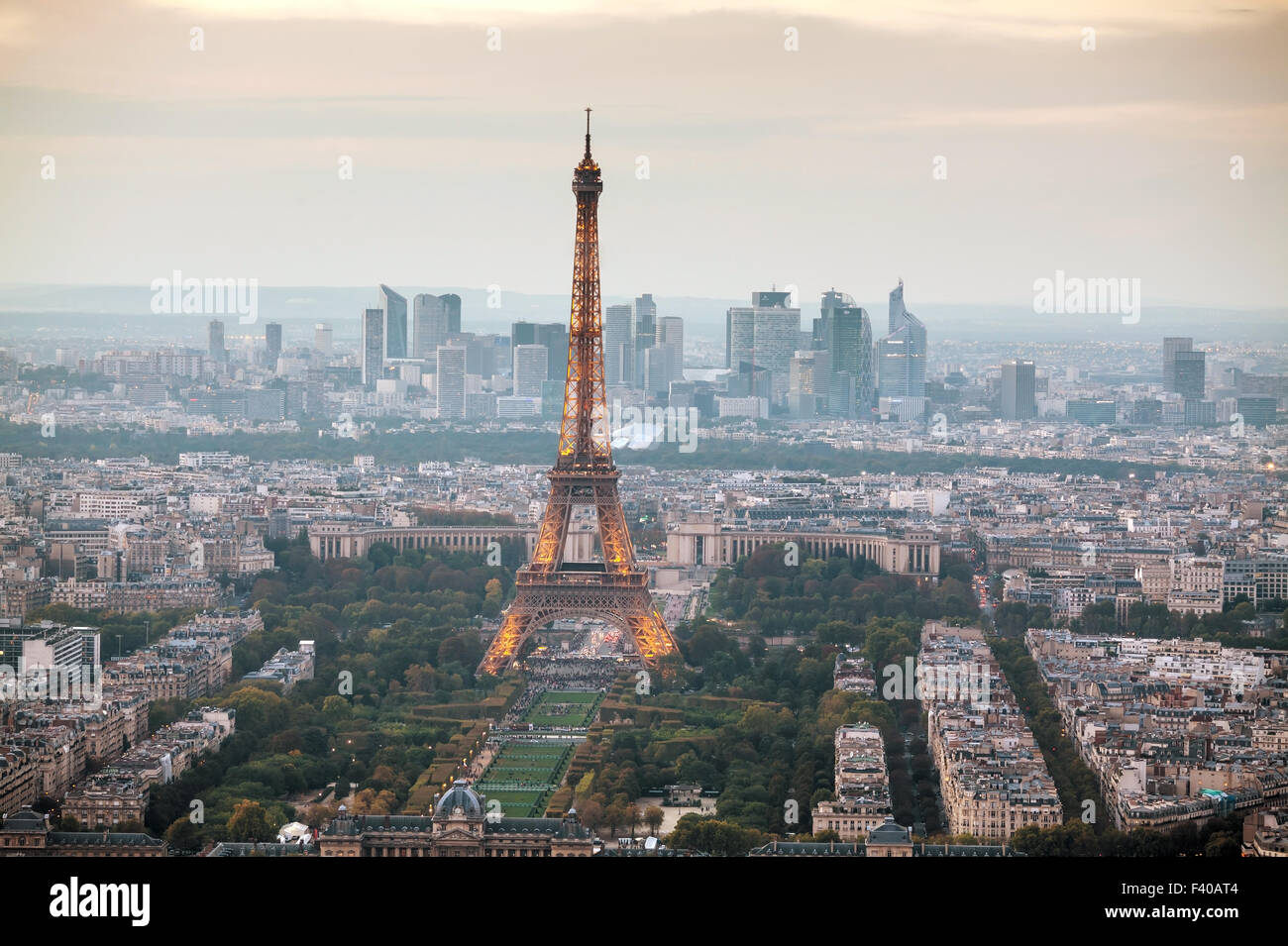 Paesaggio urbano di Parigi con la torre Eiffel Foto Stock