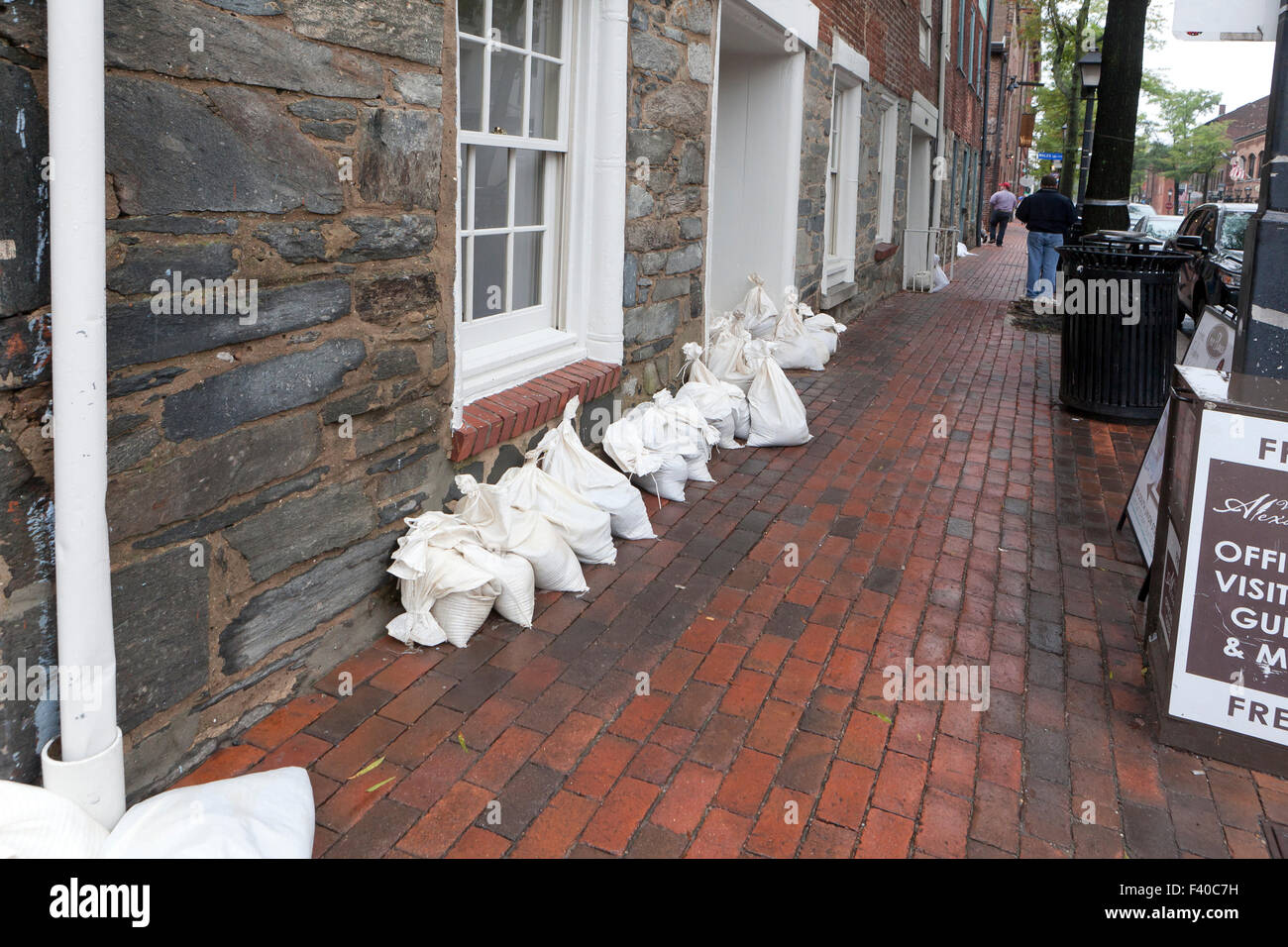 Sacchi di sabbia posto a business edificio ingresso in preparazione per le inondazioni - Alexandria, Virginia, Stati Uniti d'America Foto Stock