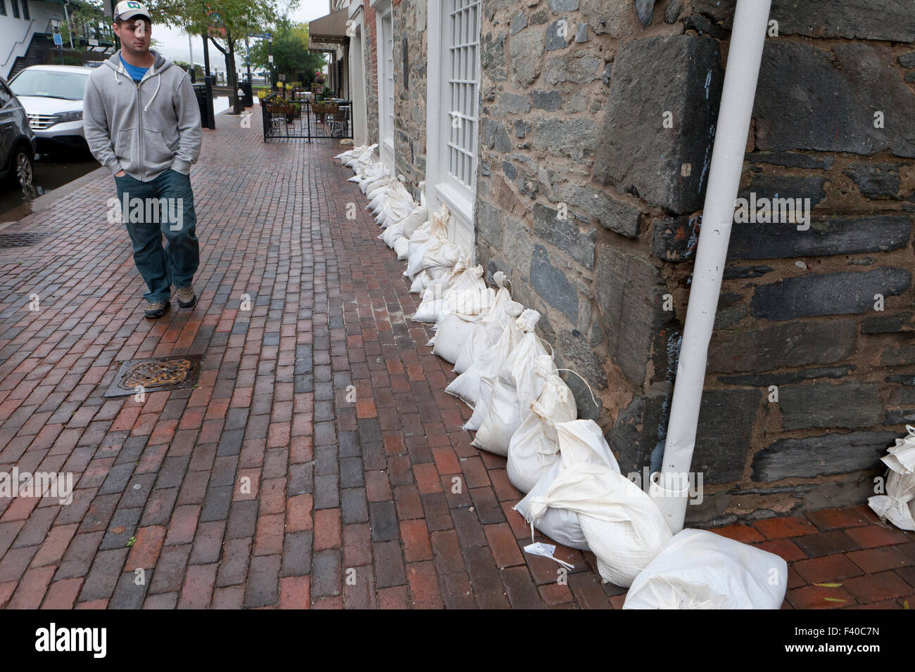 Sacchi di sabbia posto a business edificio ingresso in preparazione per le inondazioni - Alexandria, Virginia, Stati Uniti d'America Foto Stock