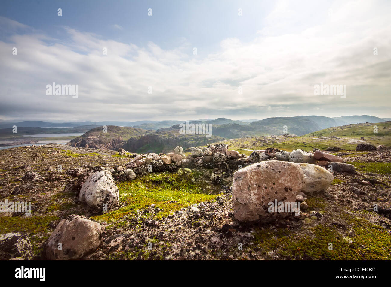 Tundra polare e cumuli di pietra antica umana Foto Stock