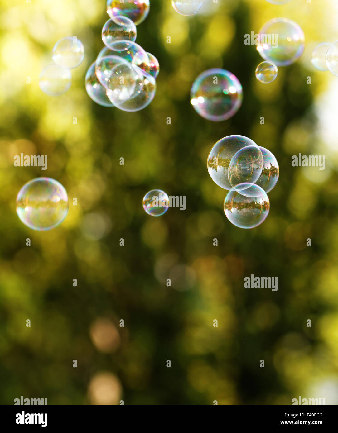 L'arcobaleno bolle dal ventilatore di bolle Foto Stock