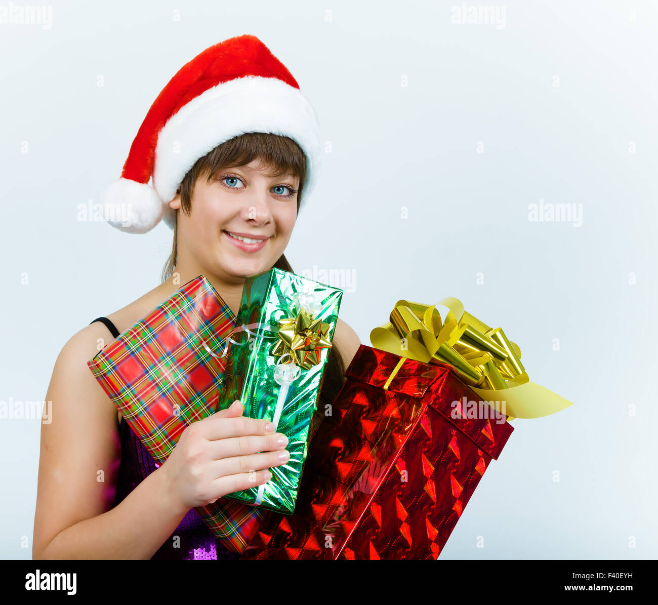 Giovane donna in santa hat con confezione regalo Foto Stock