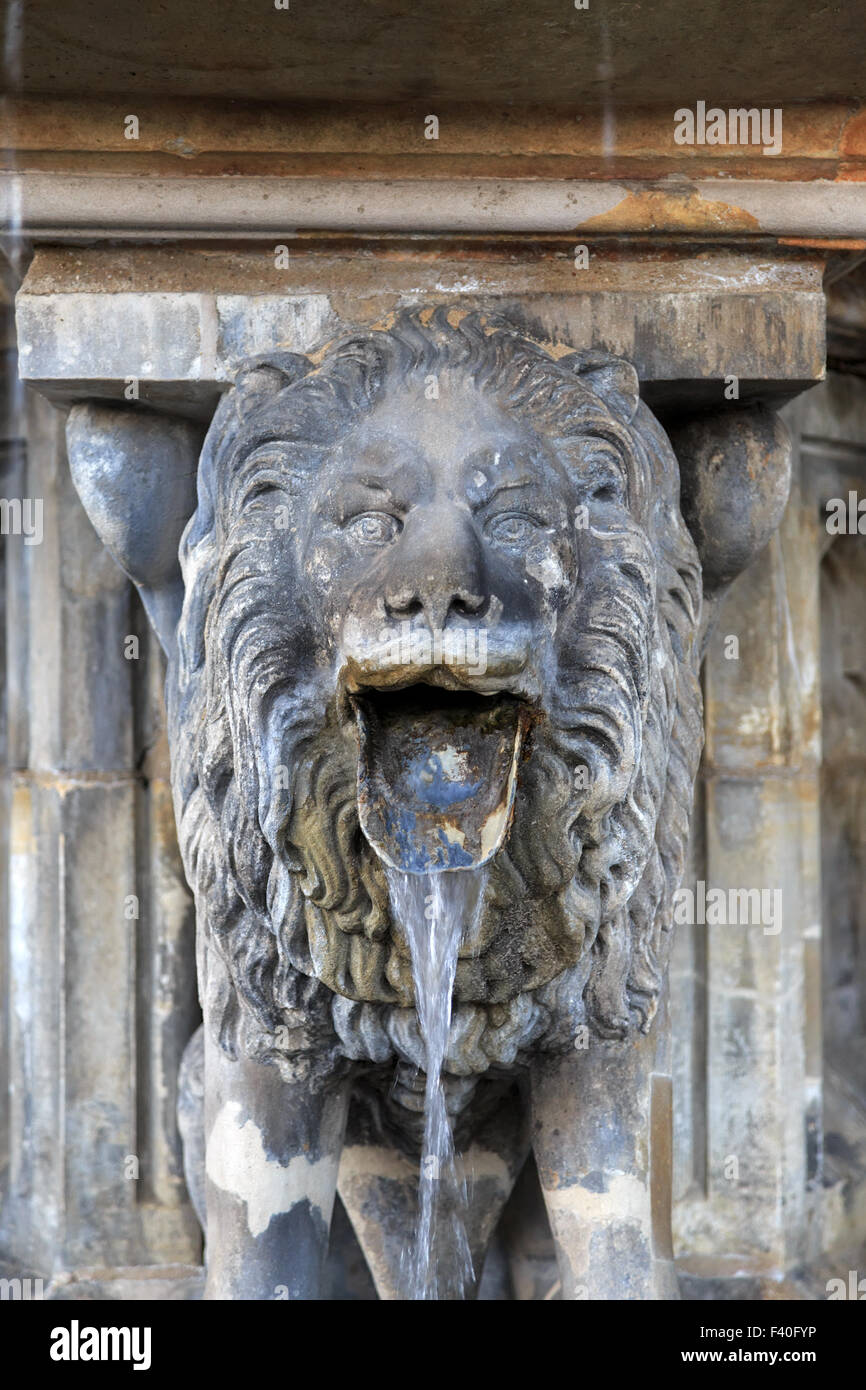 Lion statua con lo streaming di acqua dalla bocca Foto Stock