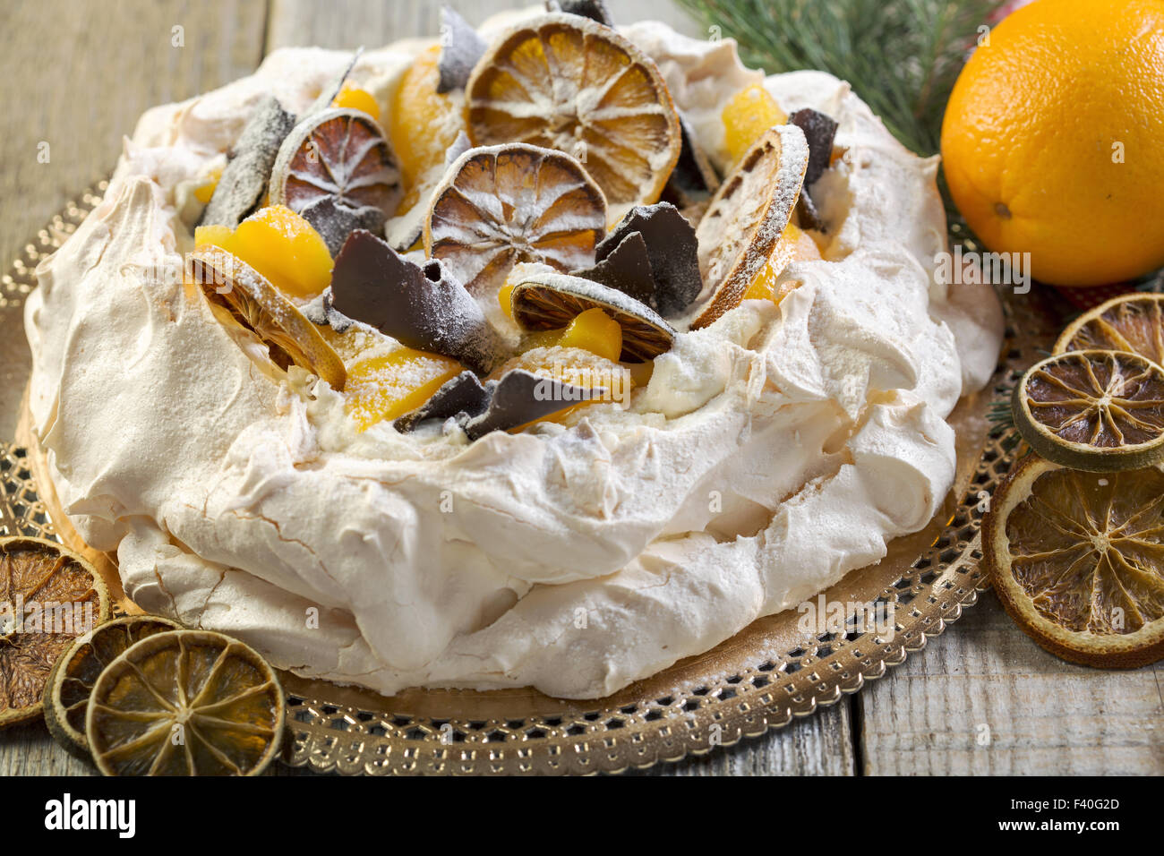 Pavlova dessert con decorazioni di Natale. Foto Stock