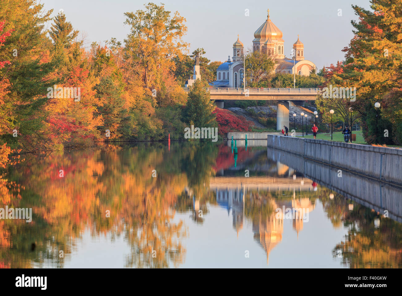 Canale di Ottawa in autunno con ucraina cattolica santuario in background Foto Stock