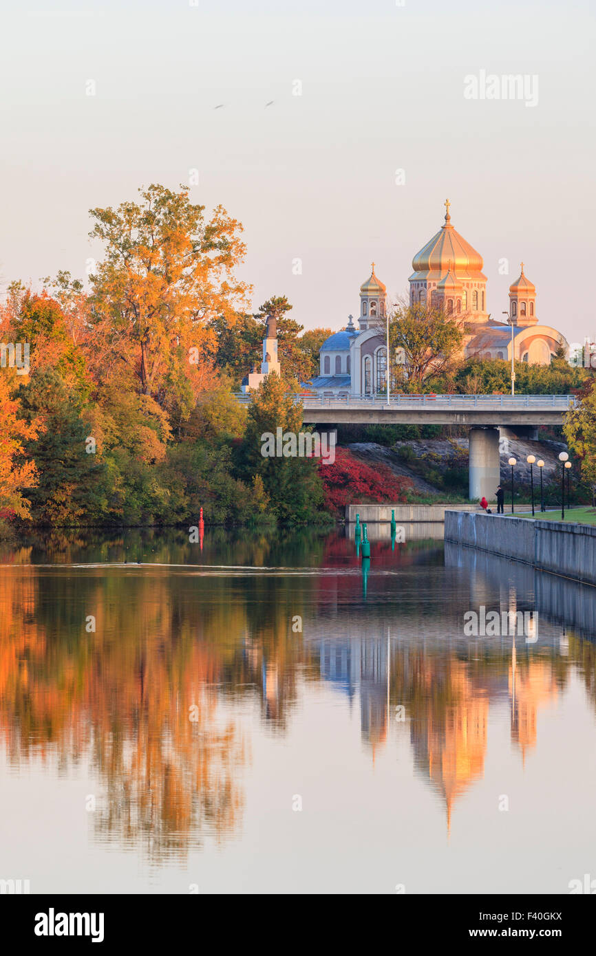 Canale di Ottawa in autunno con ucraina cattolica santuario in background Foto Stock