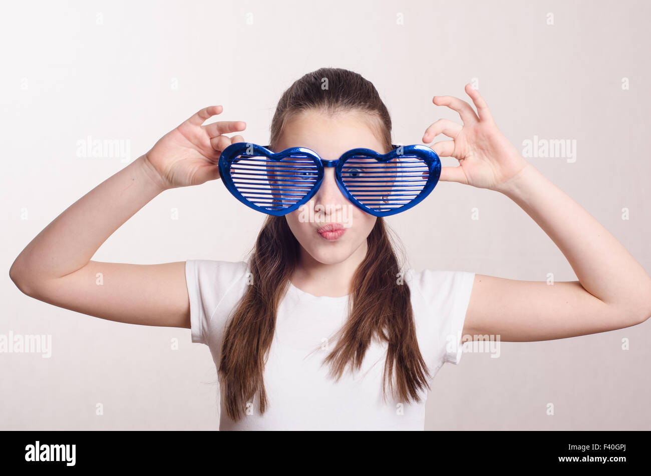 Ragazza sorridente in grandi bicchieri divertenti Foto Stock