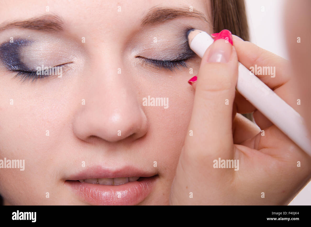 Trucco artista dipinge sempre matita Foto Stock