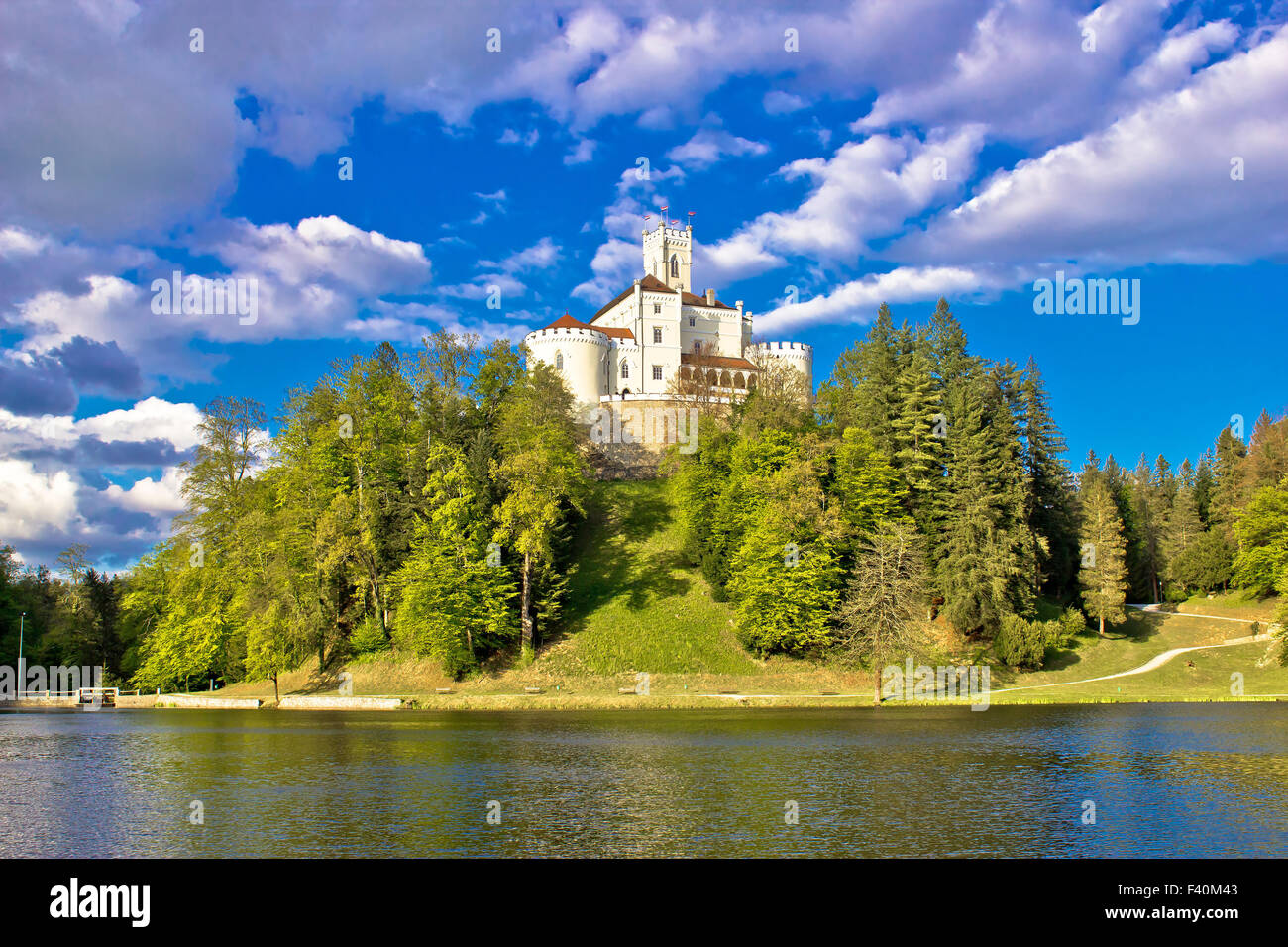 Odyllic lago collina castello di Trakoscan Foto Stock