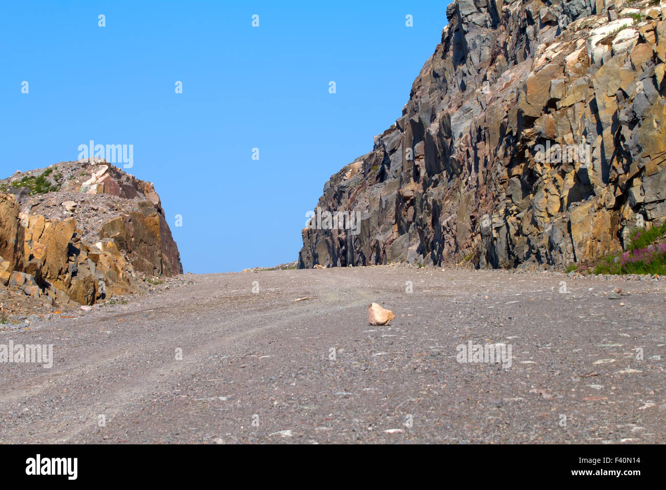 Strada in costruzione in rocce della montagna Foto Stock