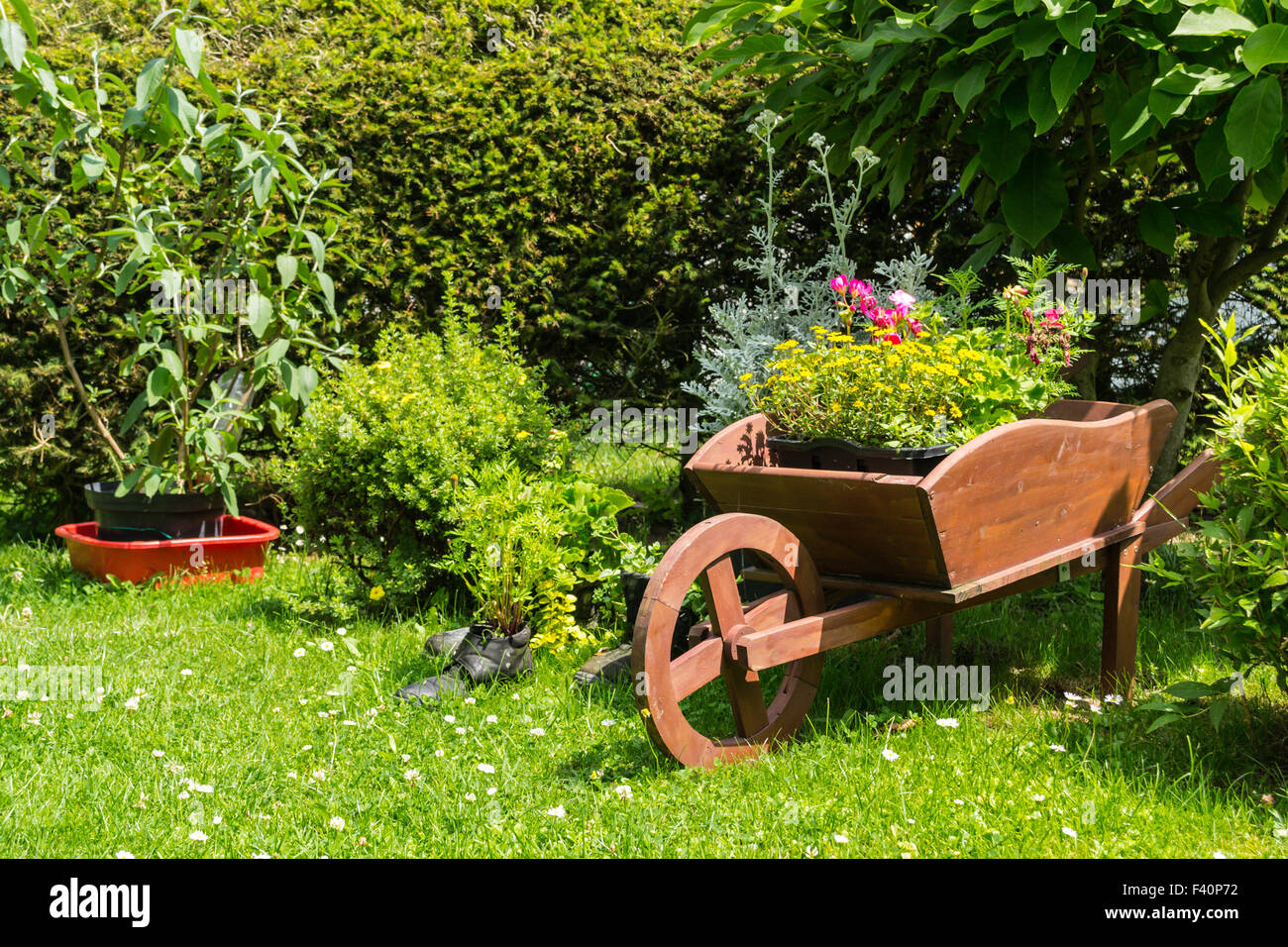 Carriola decorazione in giardino Foto Stock