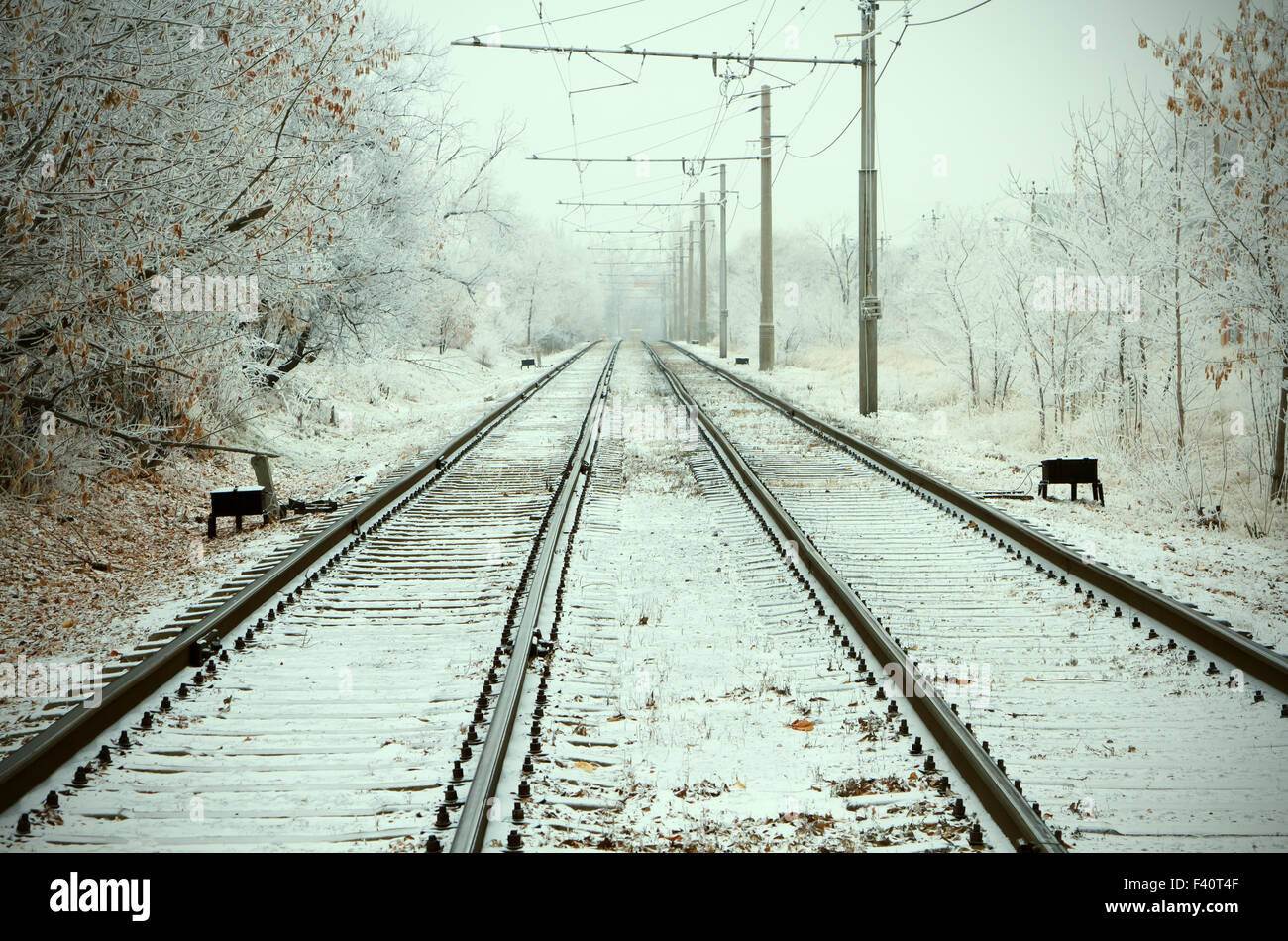 Ferrovia urbana a giornata invernale Foto Stock