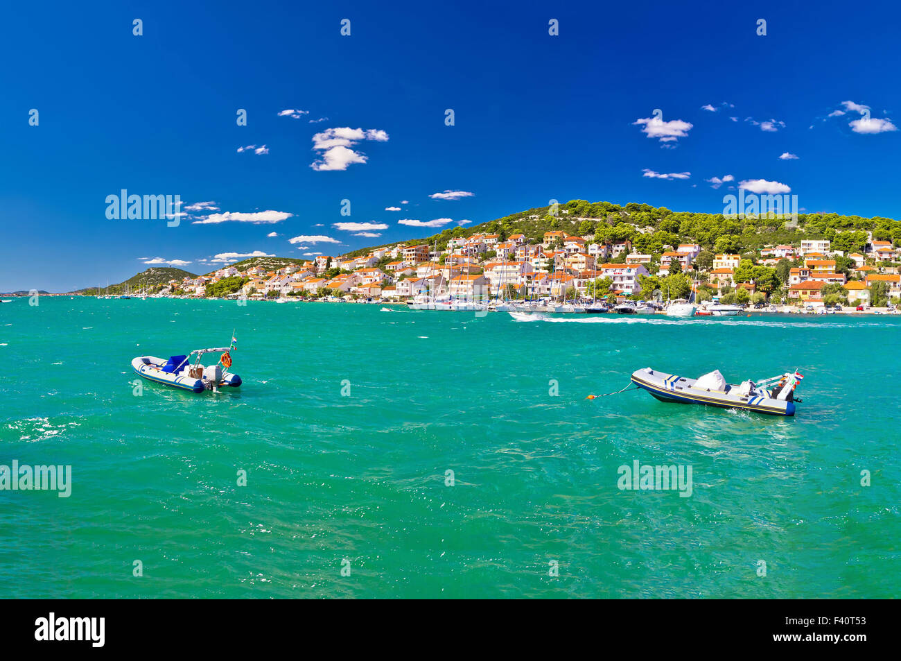 Il turchese destinazione estiva - Tisno village Foto Stock