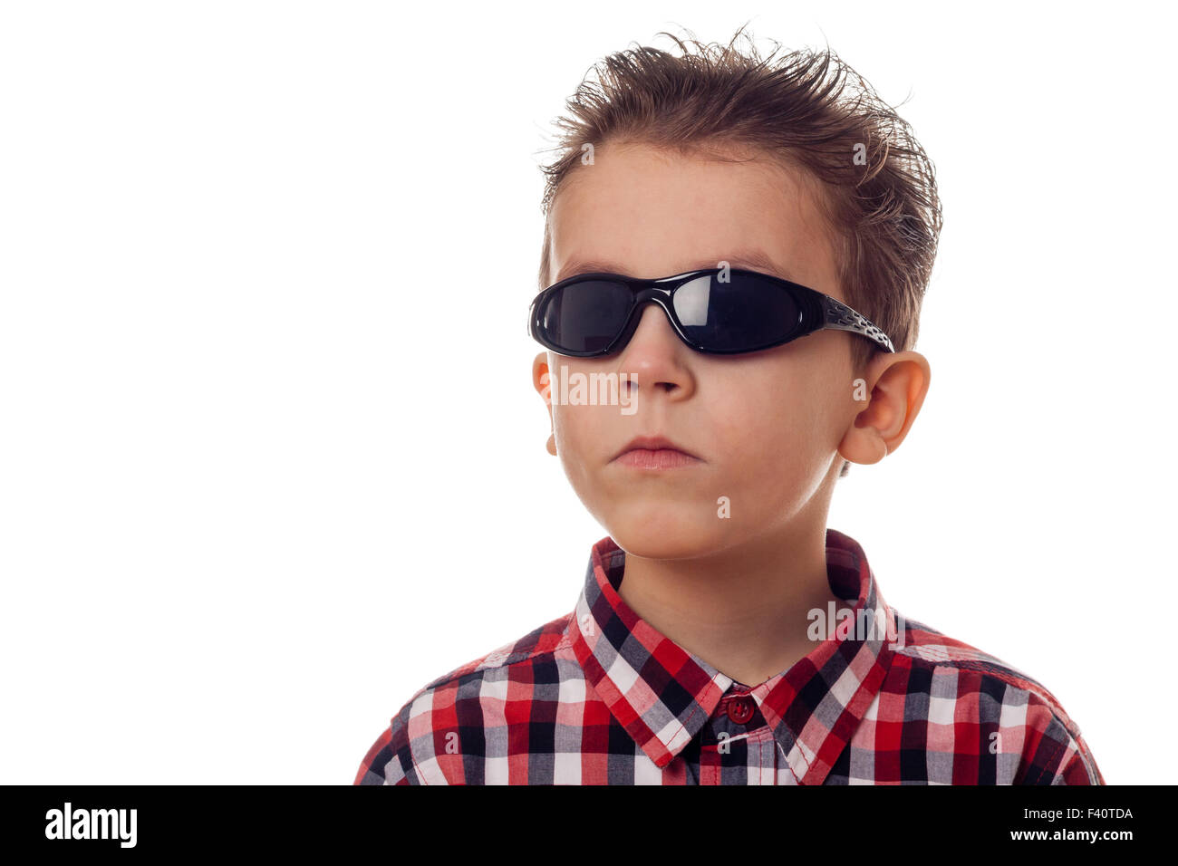 Ragazzo serio con occhiali da sole Foto Stock
