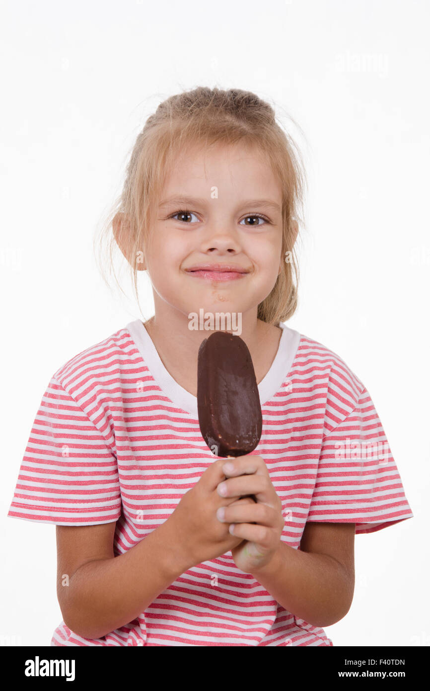 Bambina di cinque anni in possesso di un gelato Foto Stock