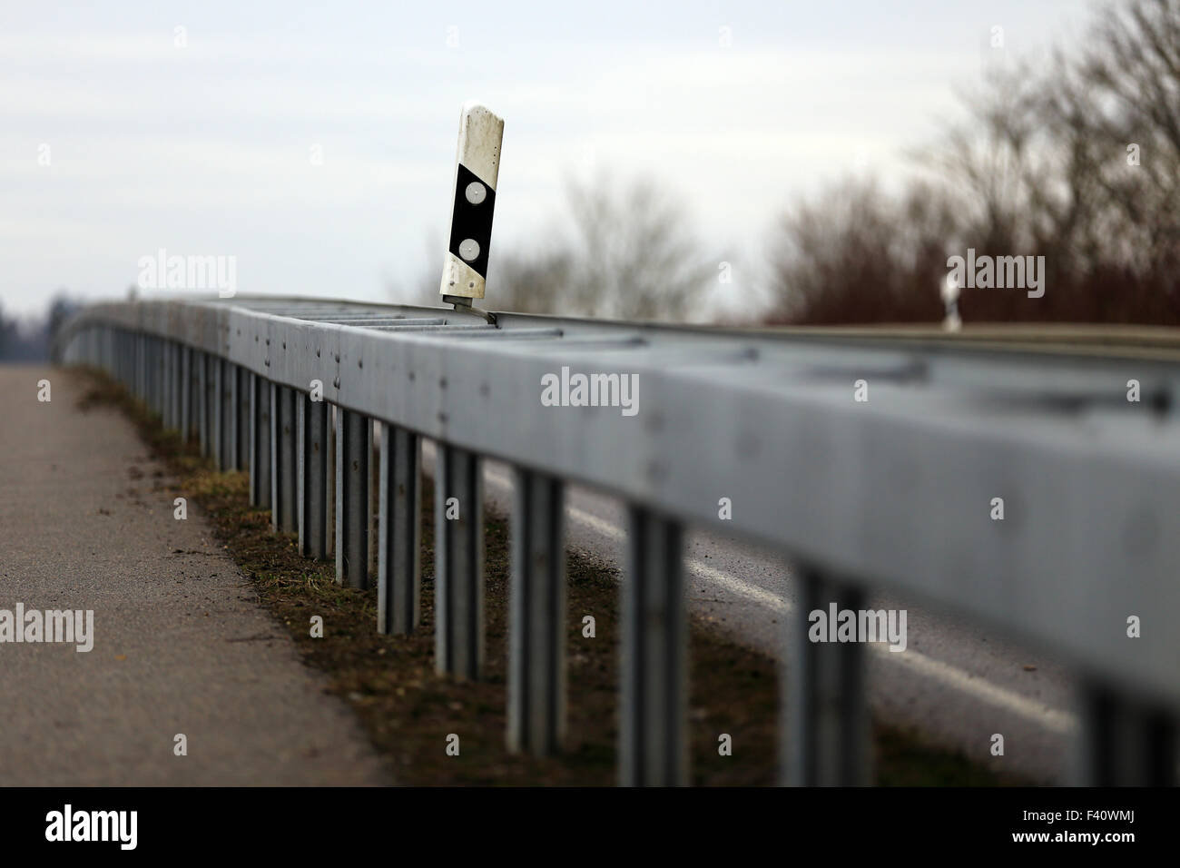 Delineatore post e barriera di traffico Foto Stock