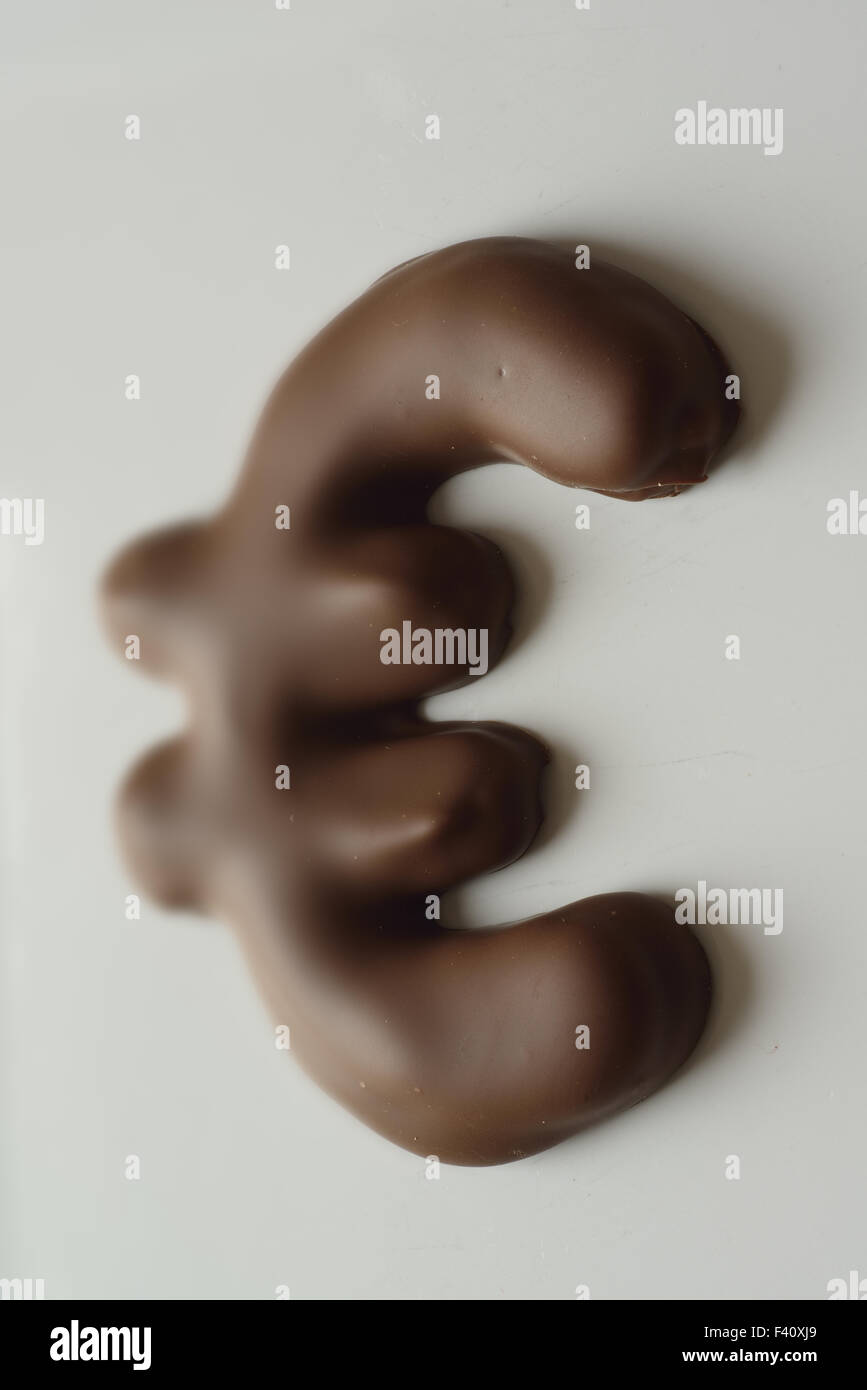 Un simbolo Euro realizzato dal cioccolato Foto Stock