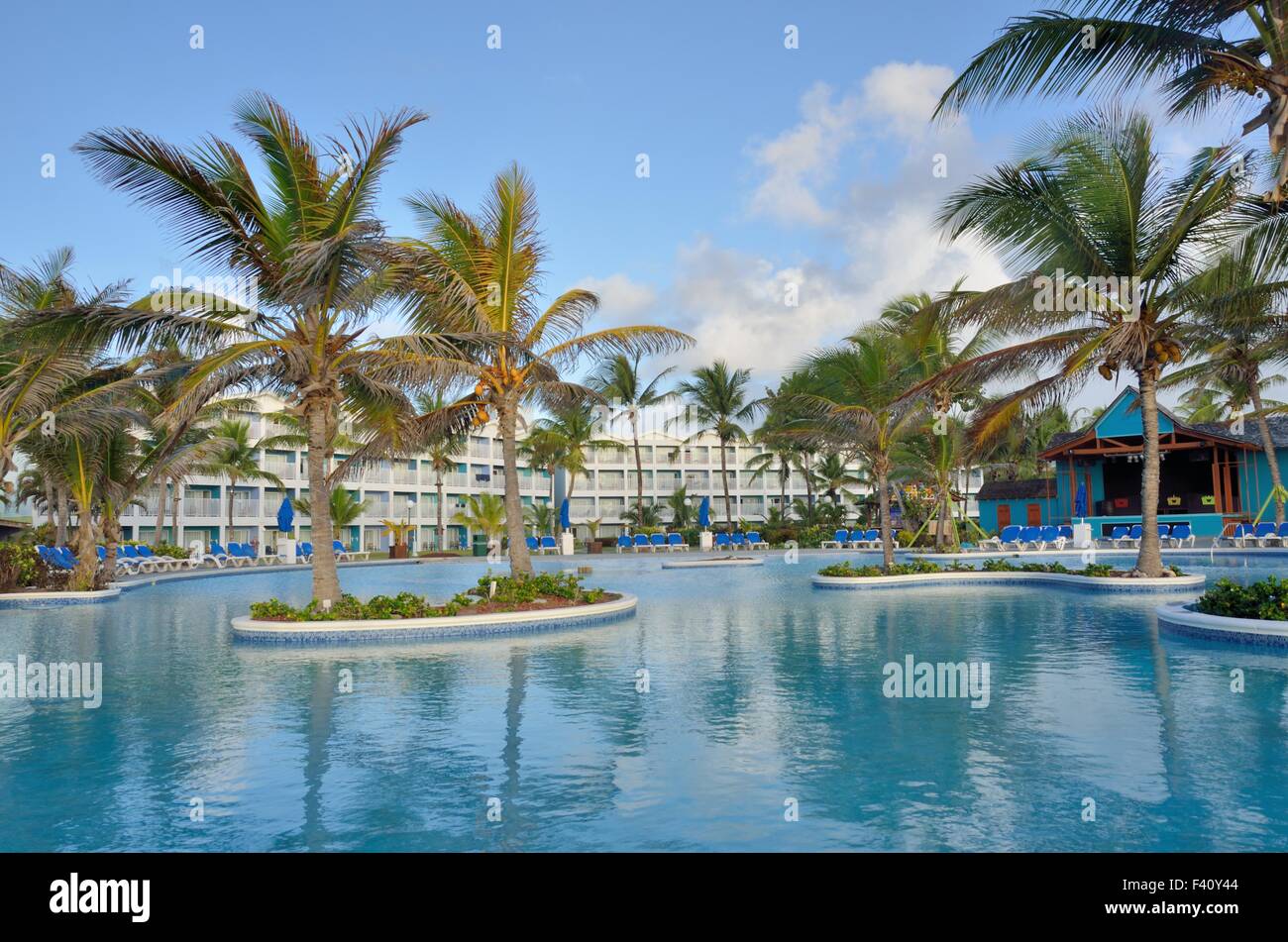 Grande piscina caraibica con hotel Foto Stock