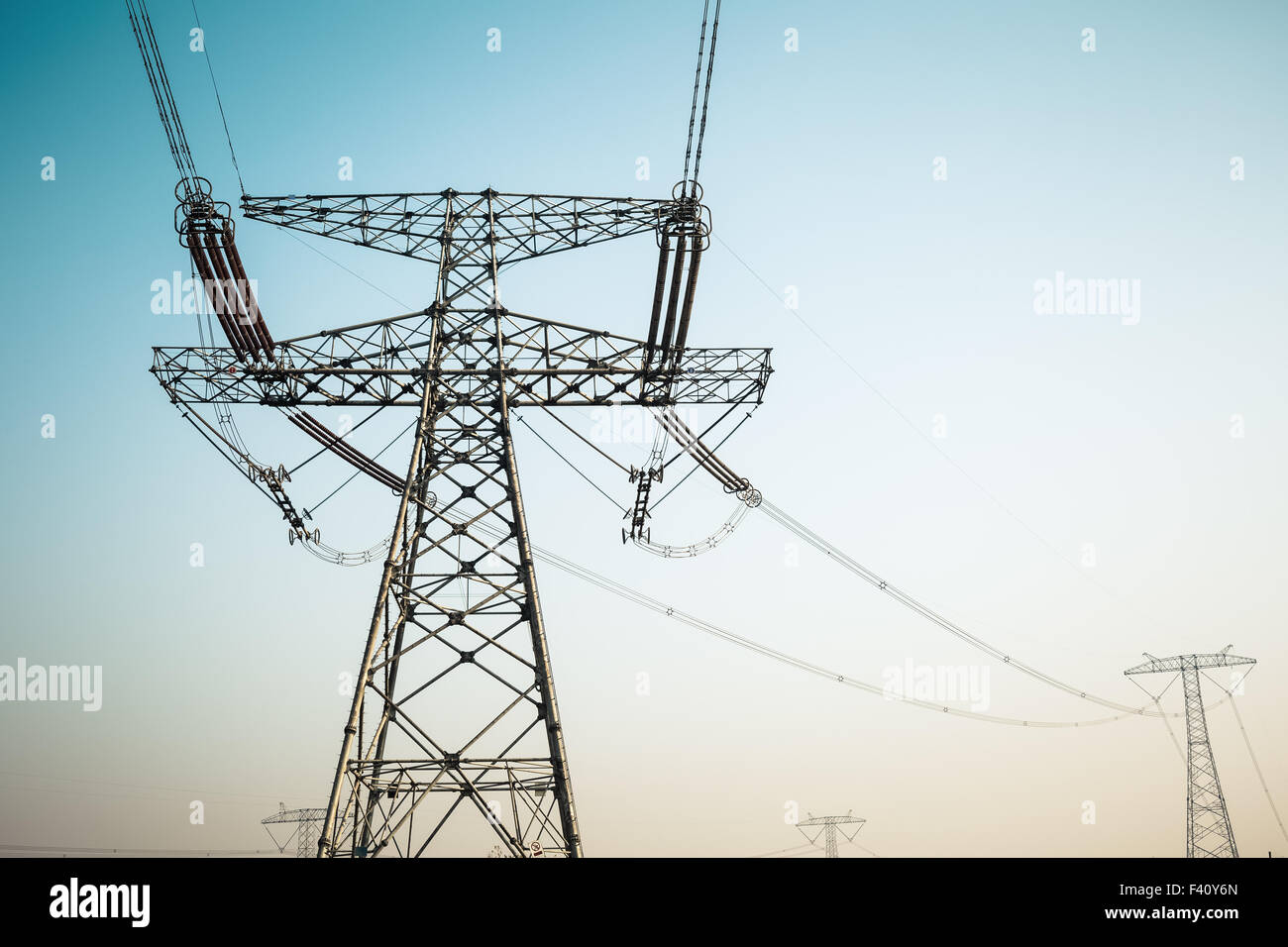 Tensione alta torre elettrico Foto Stock