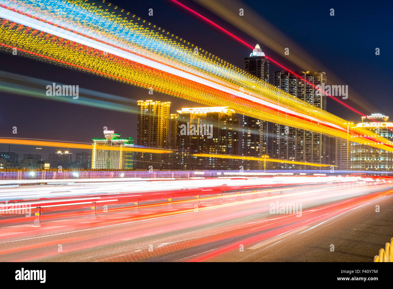 Fiery sentieri di luce di notte Foto Stock