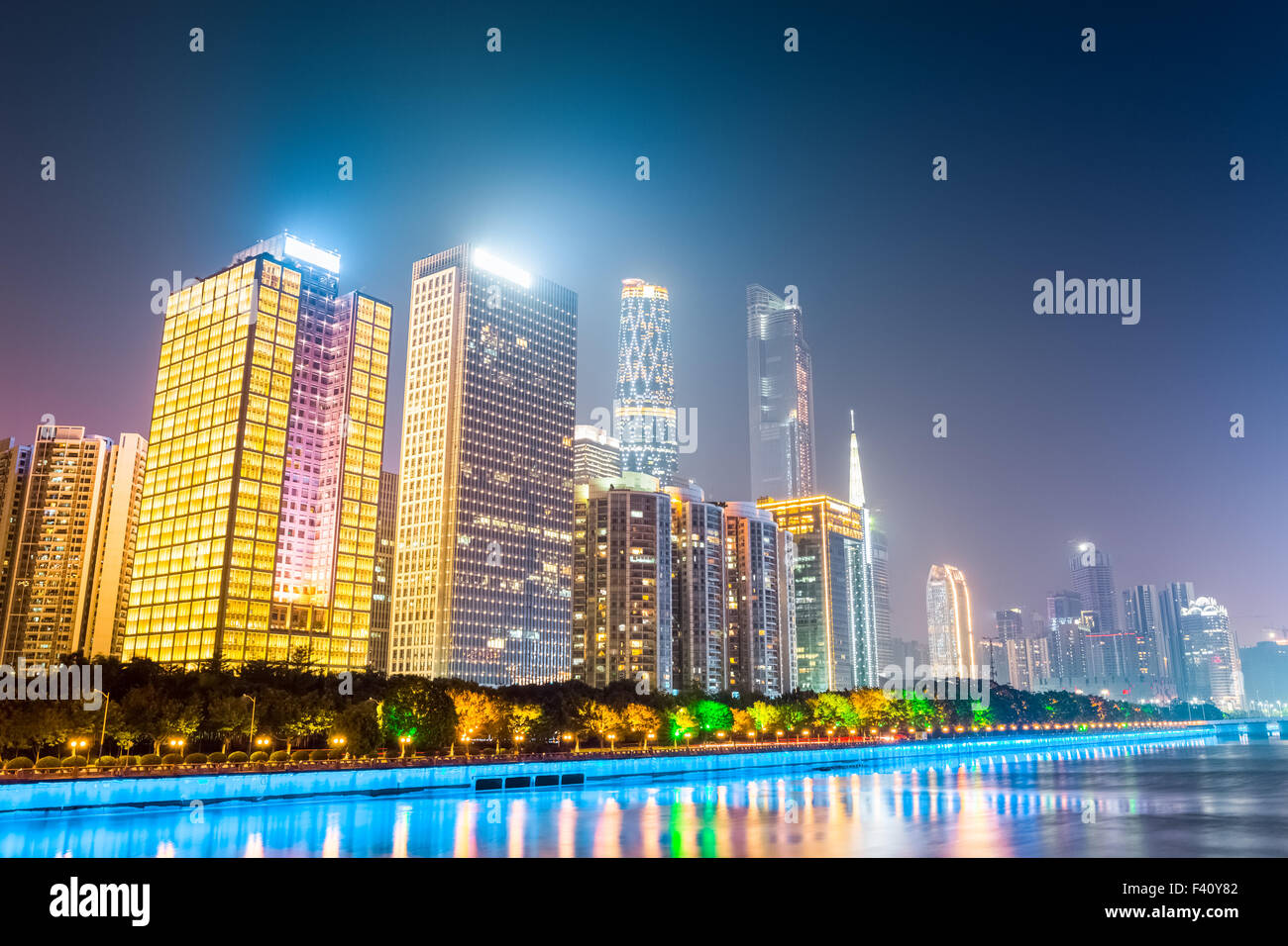 Edifici moderni di notte in Guangzhou Foto Stock