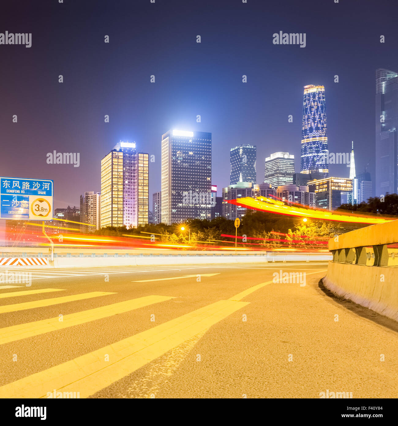 City Road con edifici moderni di notte Foto Stock