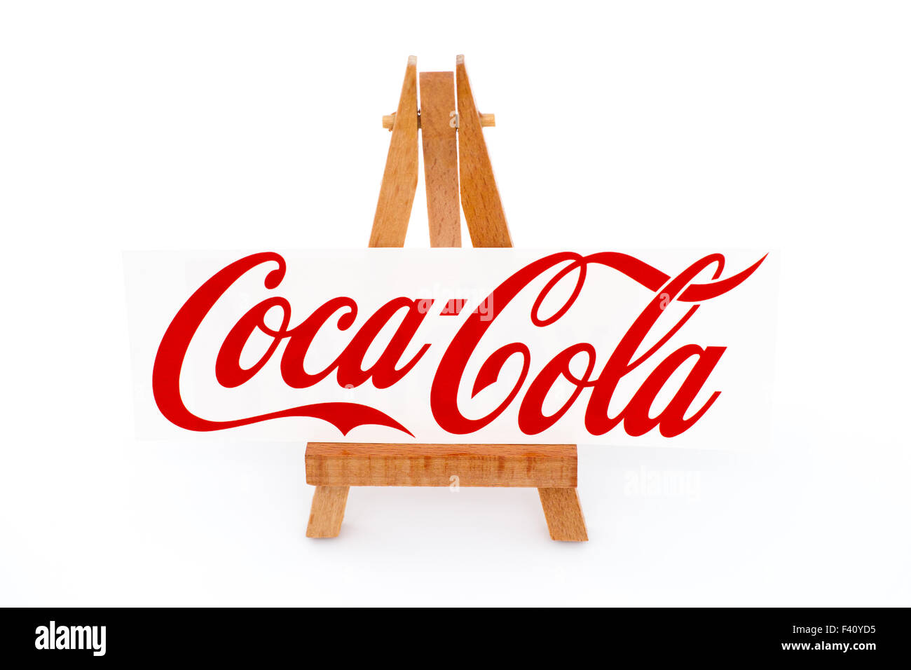 Tambov, Federazione Russa - Settembre 27, 2015 la carta con il marchio Coca-Cola sul cavalletto di legno . Sfondo bianco. Studio shot. Foto Stock