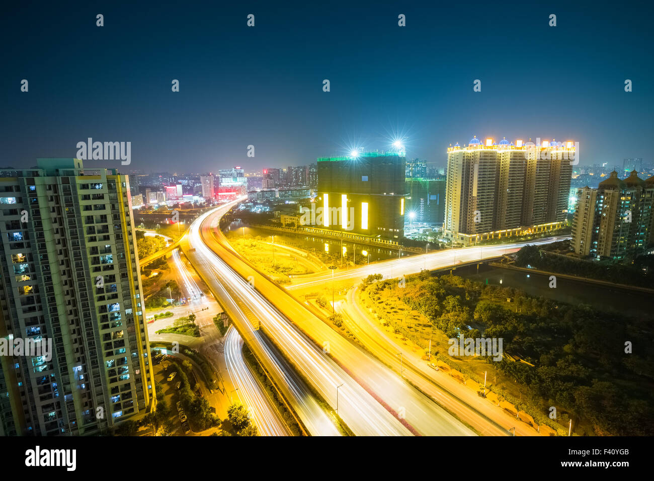 Città autostrada di notte Foto Stock