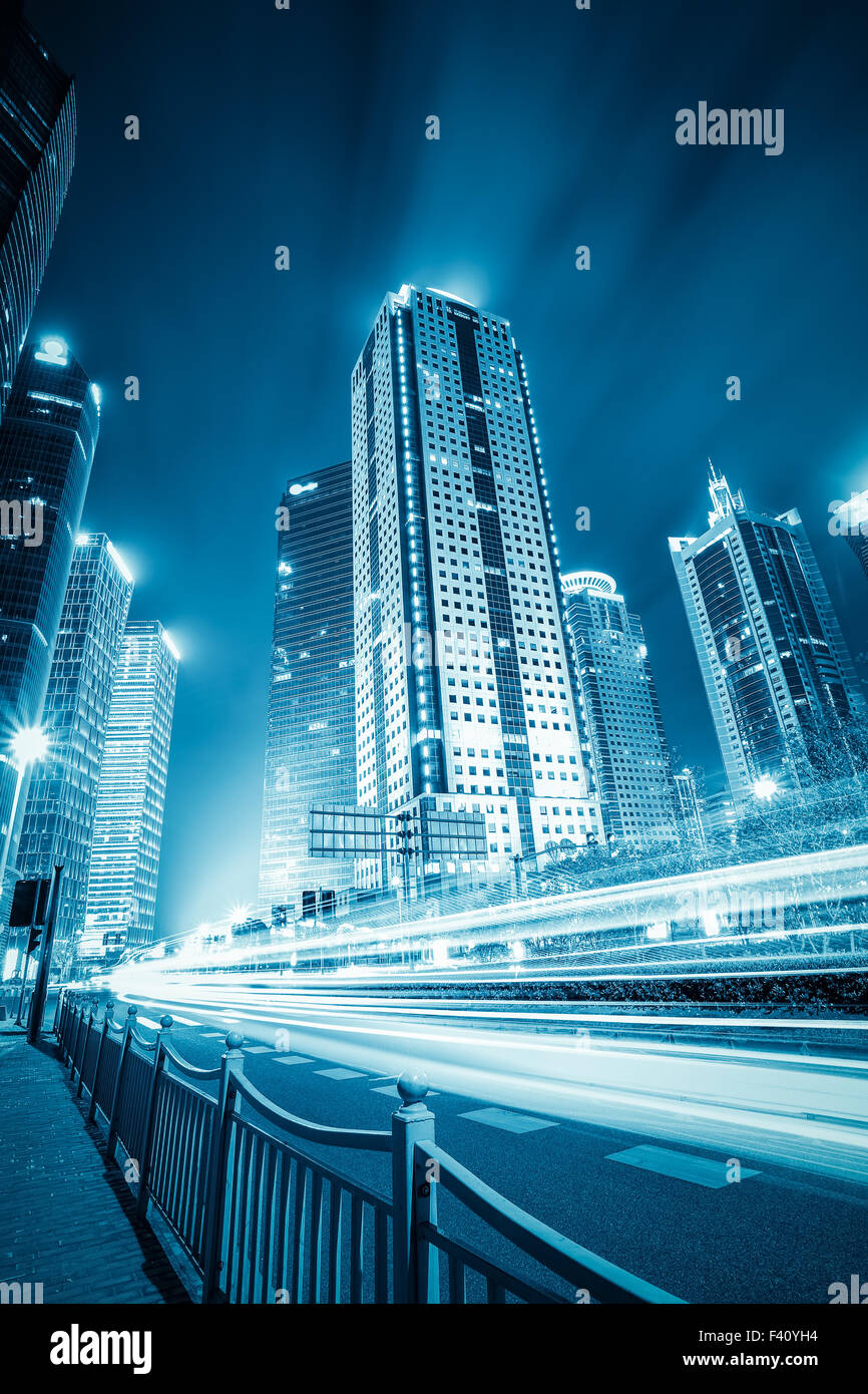 Città futuristica con percorsi di luce Foto Stock