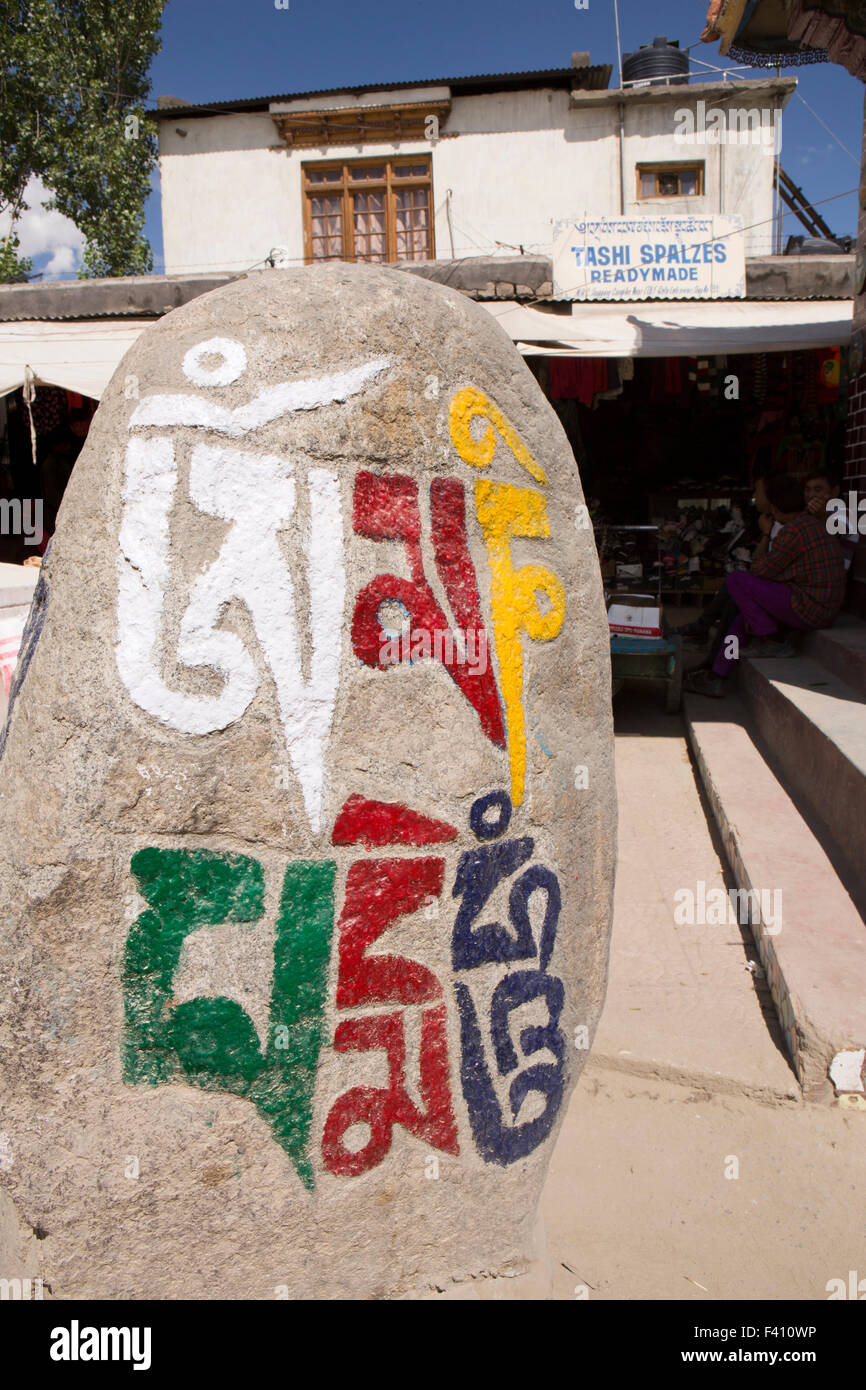 India, Jammu e Kashmir, Ladakh Leh, Main Bazaar, mani la pietra, con dipinti mantra buddista in tibetano script Foto Stock