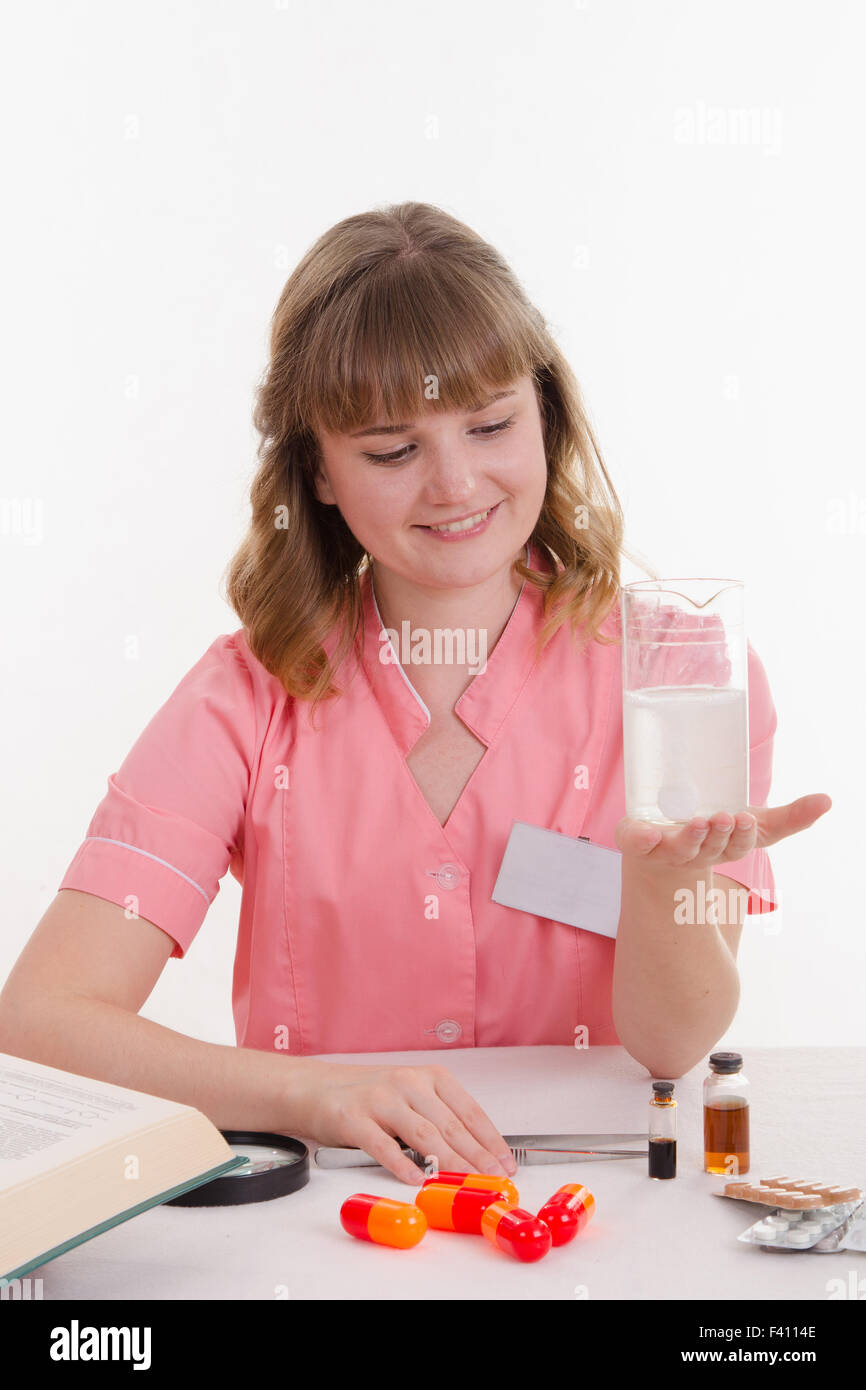 Farmacista prepara una medicina liquida Foto Stock