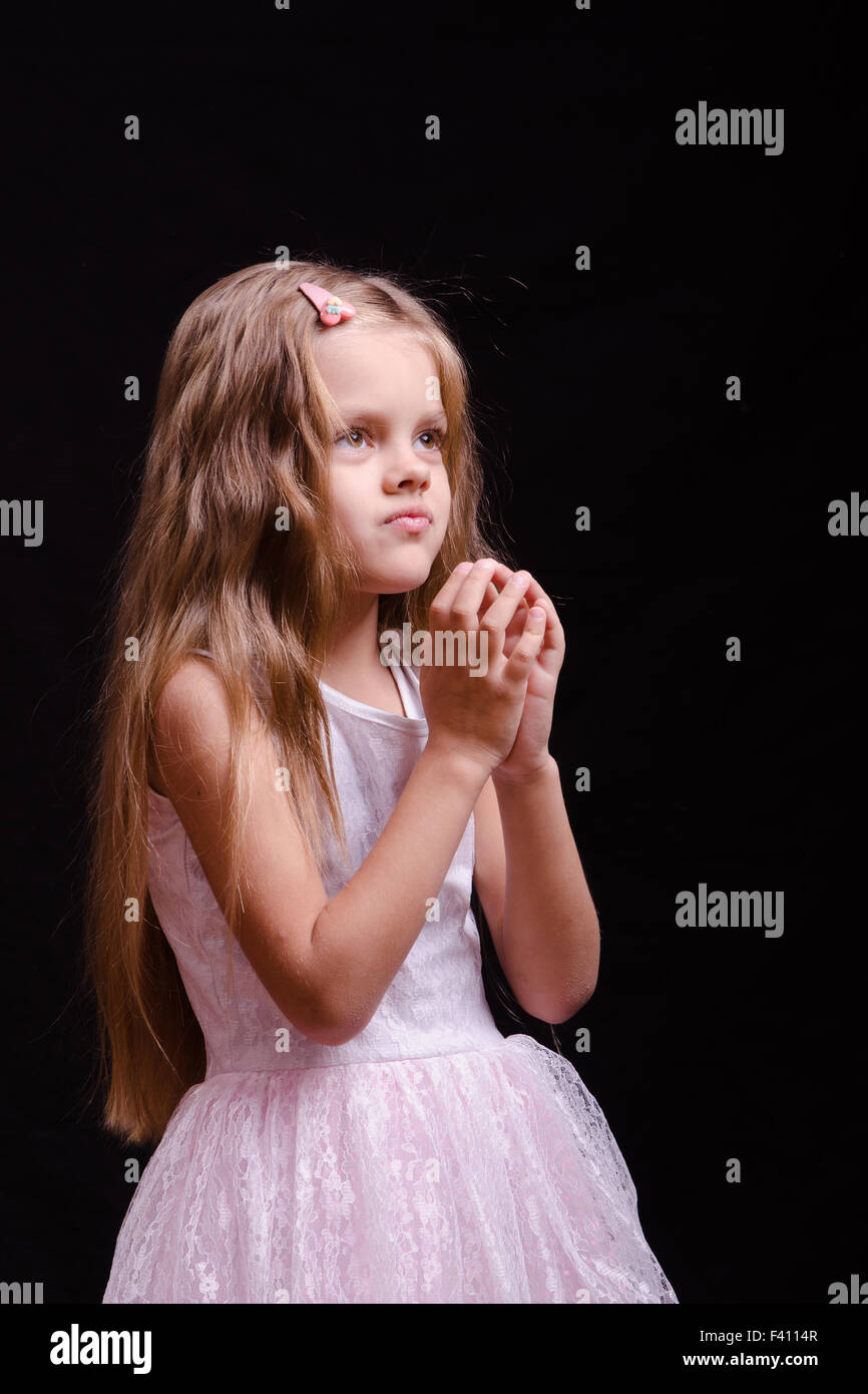 Cinque anni di ragazza prega Foto Stock