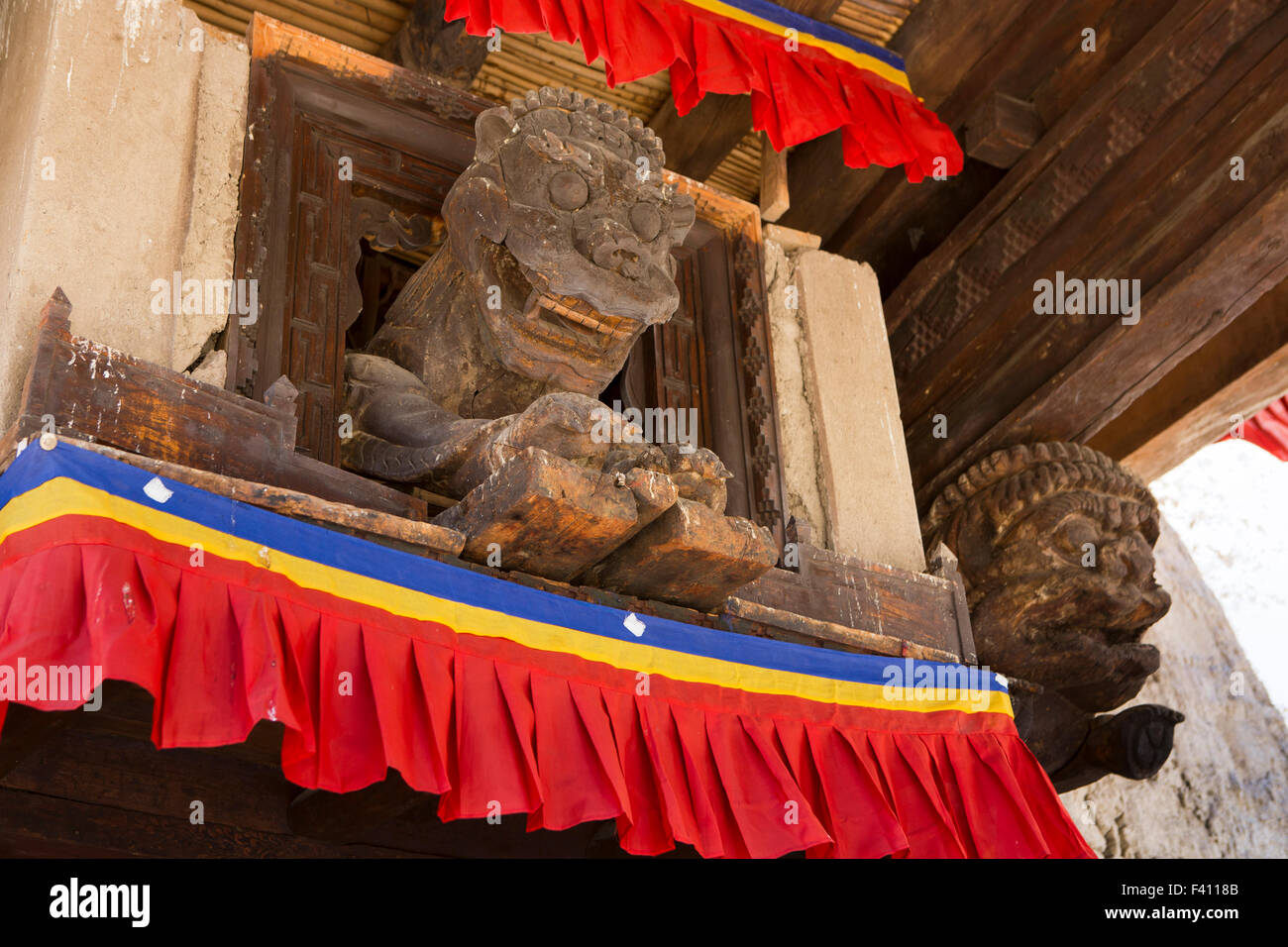 India, Jammu e Kashmir, Ladakh Leh Palace, scolpiti in legno lion custodire entrata sotto scolpiti tettoia in legno Foto Stock